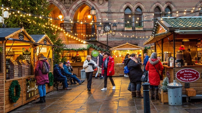 Một khu chợ Giáng sinh ở thành phố Chester, Anh. Ảnh: TheTimes.