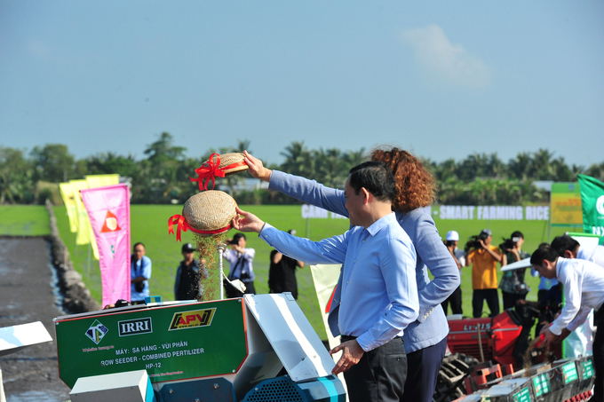 Sau lễ phát động, Phó Thủ tướng Chính phủ Trần Lưu Quang cùng lãnh đạo Bộ NN-PTNT, các tổ chức quốc tế, lãnh đạo tỉnh Hậu Giang thực hiện nghi thức đưa lúa giống vào máy gieo sạ để tiến hành triển khai Đề án 1 triệu ha lúa chất lượng cao của Chính phủ đến năm 2030.