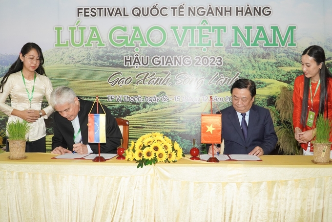Bộ trưởng Bộ NN-PTNT Việt Nam và Bộ trưởng Bộ Nông nghiệp và Đất đai Venezuela ký kết biên bản ghi nhớ hợp tác nông nghiệp giữa hai quốc gia. Ảnh: Kim Anh.