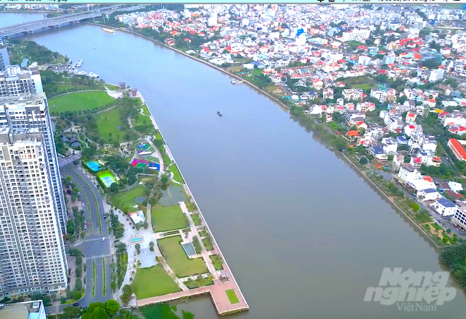 Theo quy định, hành lang bảo vệ bờ sông Sài Gòn là 50m mỗi bên, nhưng phần lớn không có hành lang. Ảnh: Hồng Thủy.