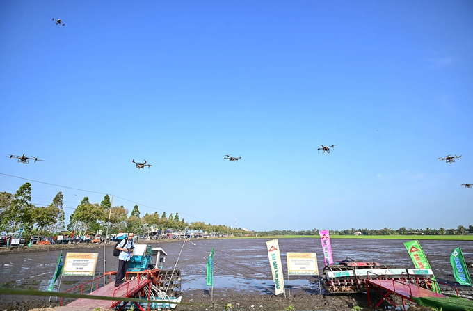 Demonstration of agricultural mechanization at the Launching Ceremony of the 1 million hectare project specializing in high-quality and low-emission rice. Photo: Tung Dinh.