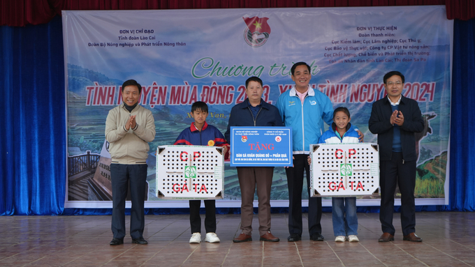 Phó Bí thư Thường trực Đảng ủy Bộ NN-PTNT Nguyễn Văn Trường (ngoài cùng bên trái) trao quà cho nhà trường. Ảnh: Thảo Phương.
