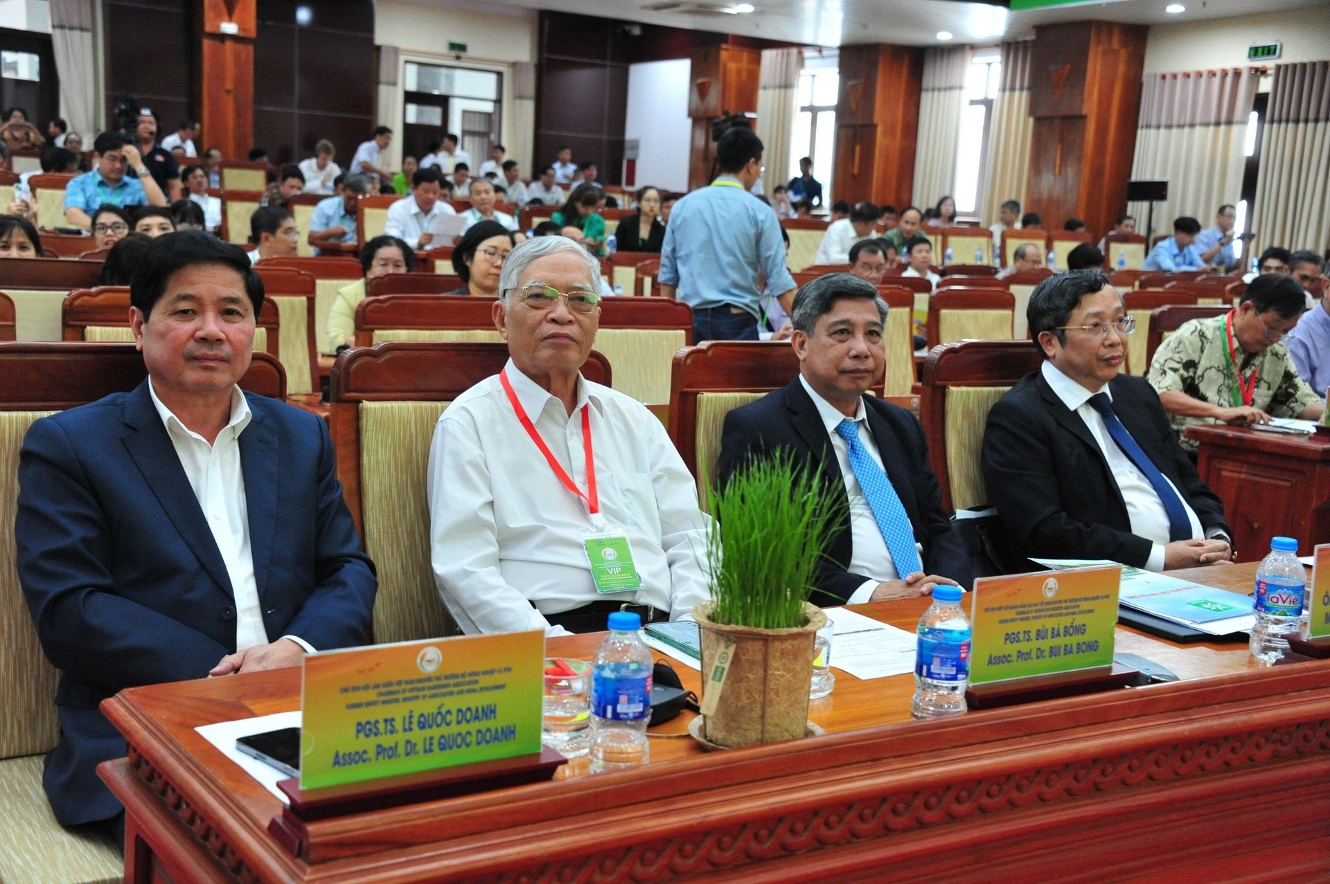 Hai nguyên Thứ trưởng Bộ NN-PTNT Lê Quốc Doanh và Bùi Bá Bổng tham dự Hội thảo.