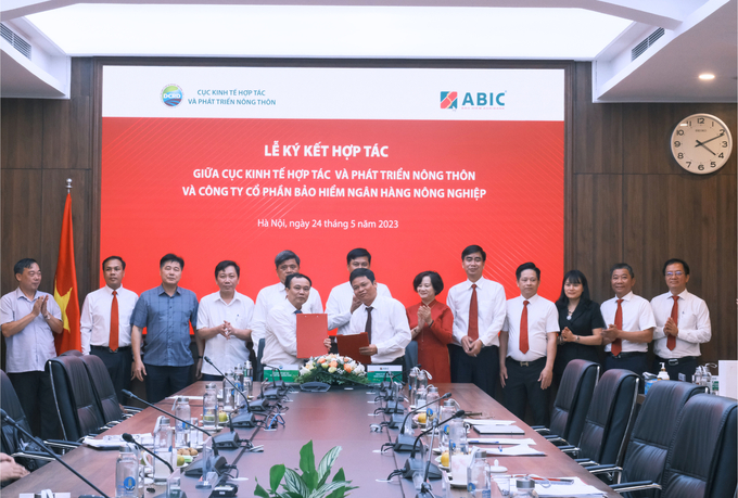 Lễ ký kết hợp tác giữa Bảo hiểm Agribank và Cục Kinh tế hợp tác và Phát triển nông thôn về kế hoạch triển khai Đề án thí điểm Xây dựng vùng nguyên liệu nông, lâm sản đạt chuẩn phục vụ tiêu thụ trong nước và xuất khẩu giai đoạn 2022 - 2025. Ảnh: ABIC.