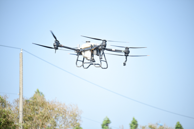 Điểm nhấn của buổi trình là các thiết bị bay không người lái - drone dùng trong nông nghiệp. Ảnh: Quỳnh Chi.