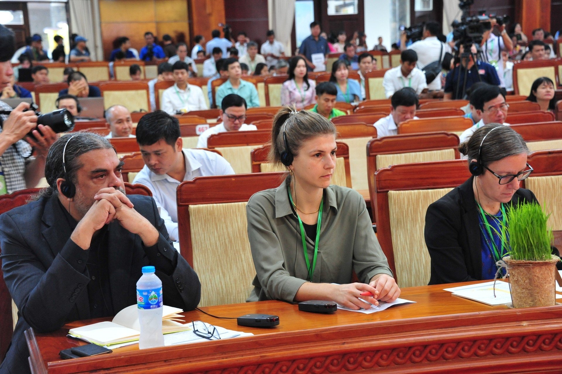 Rất đông các đại biểu quốc tế theo dõi trực tiếp tại hội thảo.