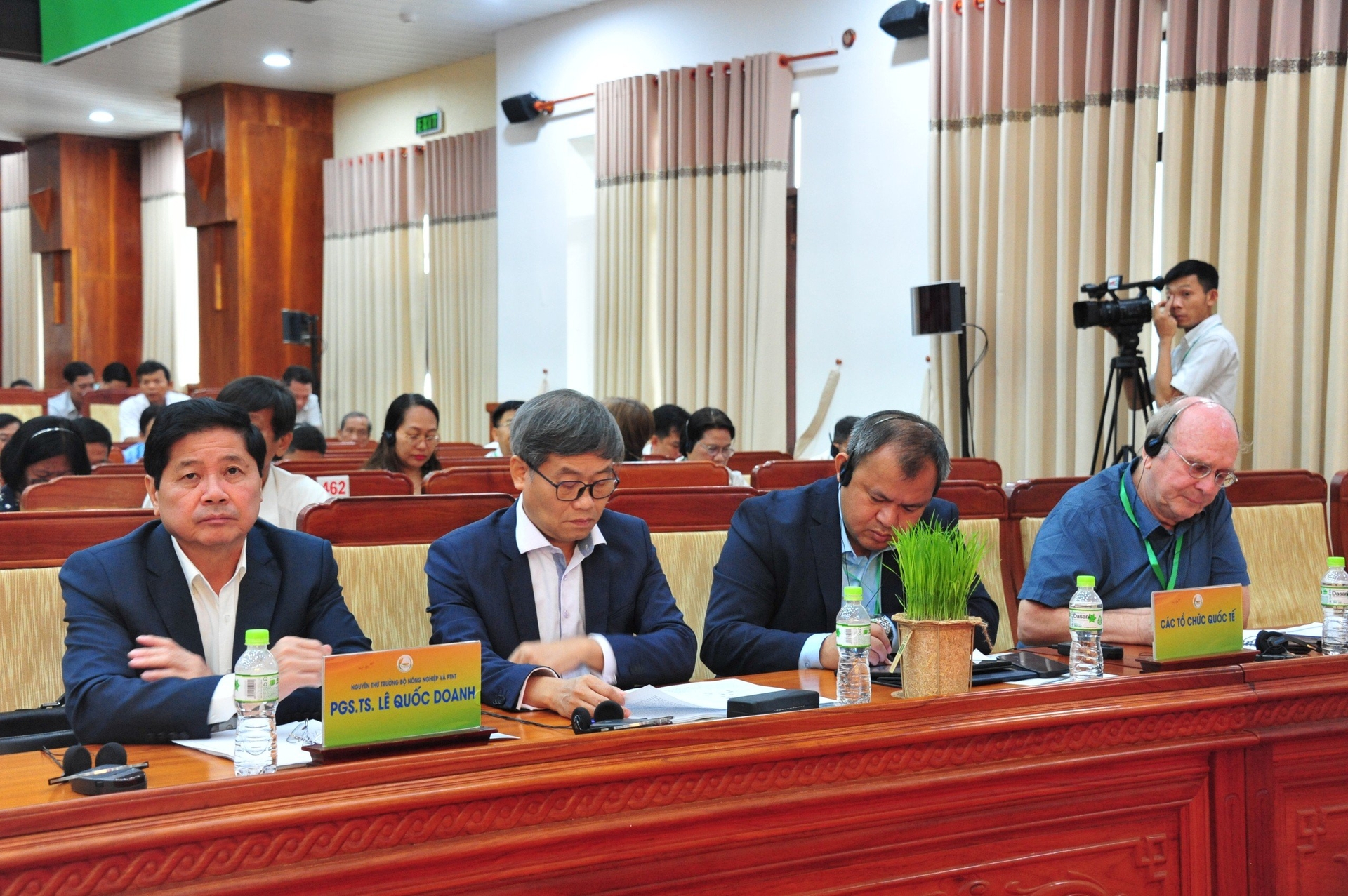 Nguyên Thứ trưởng Bộ NN-PTNT Lê Quốc Doanh (ngoài cùng bên trái) tham dự hội thảo.