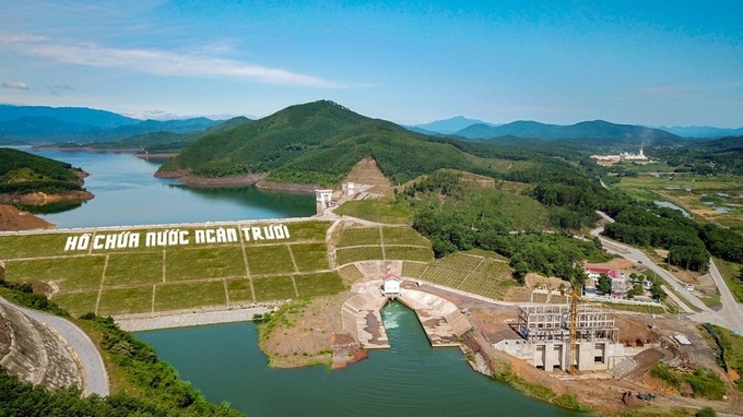 Hồ Ngàn Trươi (Hà Tĩnh) có dung tích trữ thiết kế 775 triệu m3, bắt đầu tích nước từ tháng 2/2017. Ảnh: Minh Phúc.