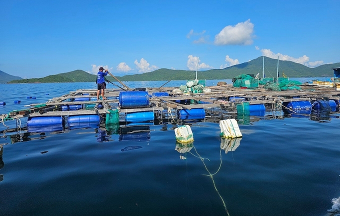 Người nuôi trồng thủy sản cần nâng cao nhận thức, không vứt rác sinh hoạt xuống biển và thu gom thức ăn thừa vào bờ xử lý. Ảnh: KS.