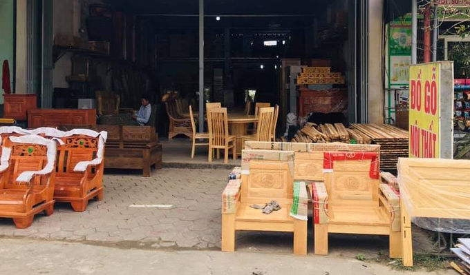 Một điểm bán nội thất gỗ của tại huyện Tân Uyên (Lai Châu). Ảnh: T.L. 