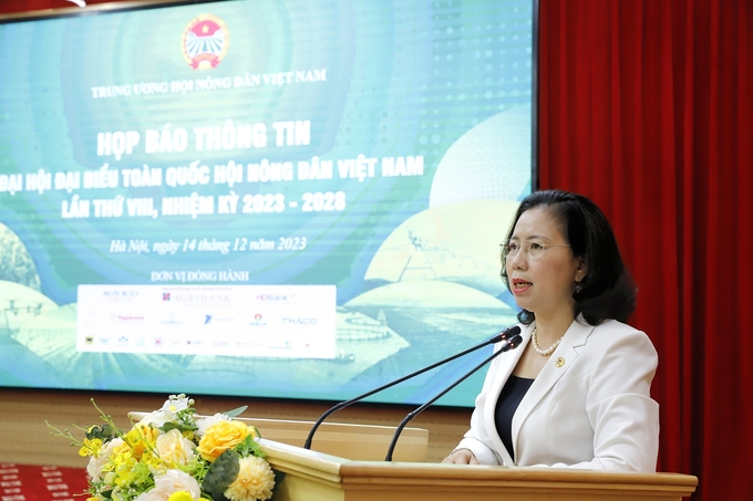 Bà Bùi Thị Thơm nêu một số mục tiêu và phương hướng, nhiệm vụ cho đại hội sắp tới.