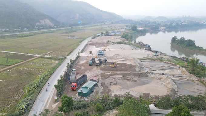Một vị trí bến bãi tập kết vật liệu xây dựng được quy hoạch tại xã Minh Quân, huyện Trấn Yên. Ảnh: Thanh Tiến.