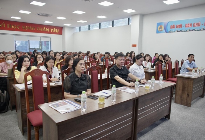 Buổi hội thảo có sự tham gia của toàn thể thầy cô giáo Trường THCS Chu Văn An.