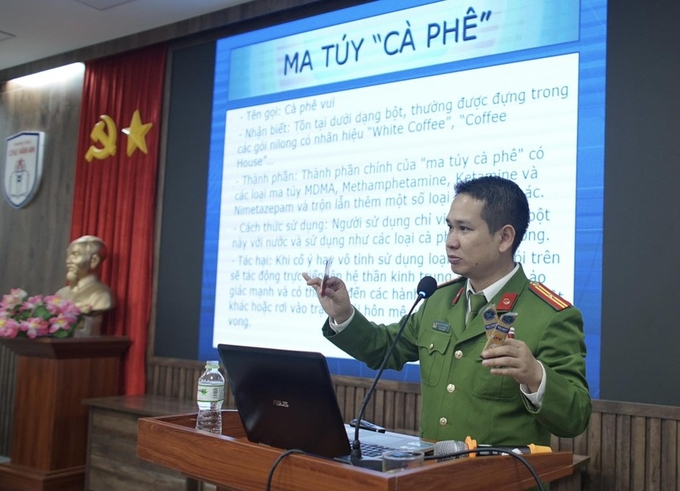 Thiếu tá Nguyễn Văn Hoàn hướng dẫn thầy cô giáo nhận diện ma túy 'thế hệ mới'.
