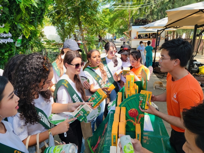 Các hoa hậu Trái đất tìm hiểu về sản phẩm mật dừa nước của Vietnipa trong chuyến tham quan và trải nghiệm tại Cần Giờ. Ảnh: Nguyễn Thủy.