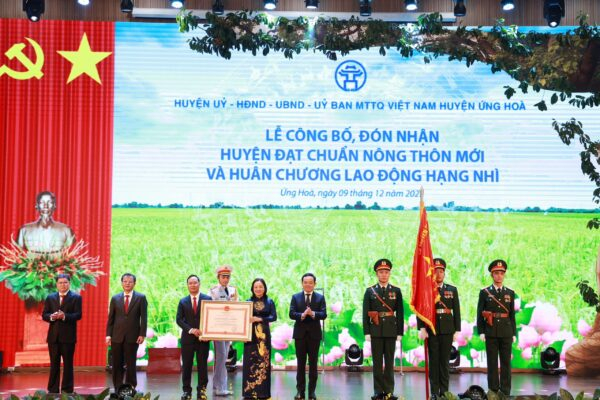 Phó Thủ tướng Trần Lưu Quang trao Bằng công nhận Huyện đạt chuẩn NTM cho huyện Ứng Hòa. Ảnh: Thanh Bình.
