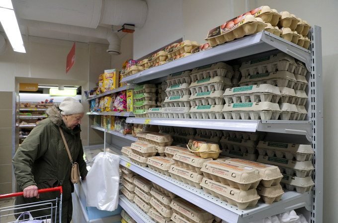 Một khách hàng đứng trước quầy bán trứng tại một cửa hàng tạp hóa ở Saint Petersburg, Nga, hôm 13/12. Ảnh: Reuters.
