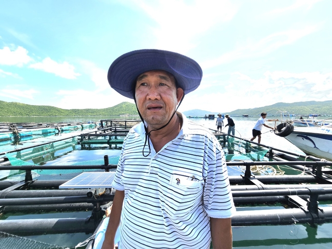 Ông Nguyễn Xuân Hòa khẳng định, nuôi lồng HDPE mang lại hiệu quả kinh tế cao hơn rõ rệt so với lồng gỗ truyền thống. Ảnh: Kim Sơ.