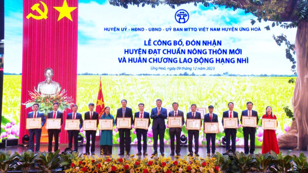 Trao bằng khen cho 7 tập thể và 6 cá nhân có thành tích xuất sắc trong phong trào xây dựng NTM huyện Ứng Hòa. Ảnh: Thanh Bình.