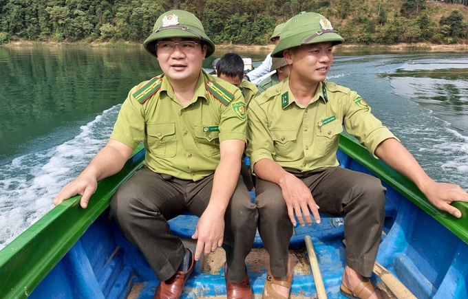 Cán bộ kiểm lâm tuần tra trên sông tại xã Tà Mít (huyện Tân Uyên, Lai Châu). Ảnh: N.T.