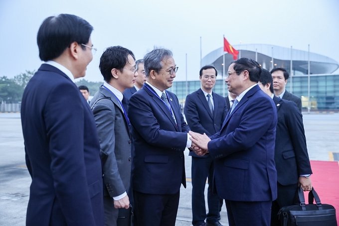 Đại sứ Nhật Bản tại Việt Nam Yamada Takio tiễn Thủ tướng Chính phủ Phạm Minh Chính tại sân bay. Ảnh: VGP.