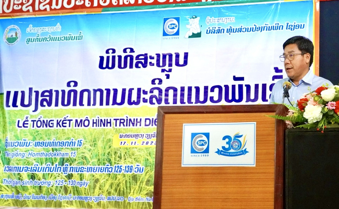Tiến sĩ Phetmanyseng Sangsayasane, Giám  đốc Trung tâm Nghiên cứu Lúa và Cây công nghiệp Lào đánh giá rất cao mô hình trình diễn của Công ty SPC. Ảnh: Đức Trung.