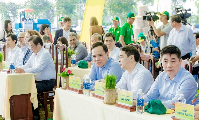 Phó Thủ tướng Trần Lưu Quang (thứ 3 từ phải qua) cùng đại diện các Bộ, ban ngành Trung ương, các tỉnh thành Đồng bằng sông Cửu Long, cùng nhiều đại biểu quốc tế đã tới dự.