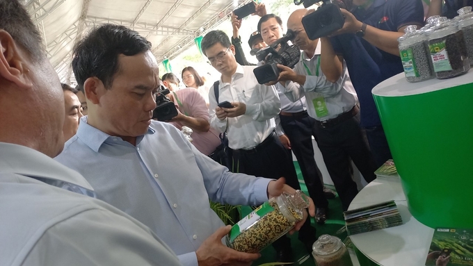 Phó Thủ tướng Chính phủ Trần Lưu Quang xem bộ sản phẩm Phân bón Đầu Trâu chuyên dùng cho Canh tác lúa thông minh của Cty CP Phân bón Bình Điền tại Festival Quốc tế ngành hàng lúa gạo Hậu Giang 2023.