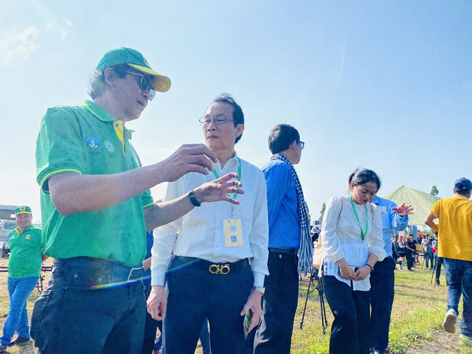 Ông Phan Văn Tâm, Phó Tổng Giám đốc Cty CP Phân bón Bình Điền (bìa trái) cùng các Đại biểu thăm mô hình Canh tác lúa thông minh của Cty CP Phân bón Bình Điền tại Festival Quốc tế ngành hàng lúa gạo Việt Nam - Hậu Giang 2023.