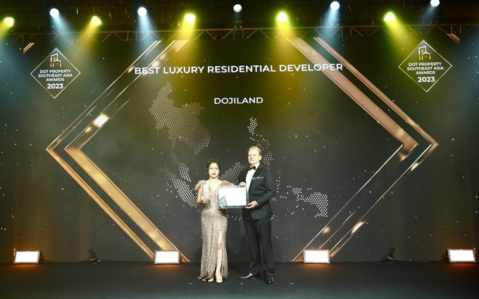 Đại diện DOJILAND nhận giải Nhà phát triển bất động sản hạng sang tốt nhất năm 2023.