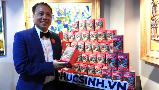 Ông Phan Minh Thông, Chủ tịch Hội đồng quản trị Phúc Sinh Group tự hào sản phẩm trà túi lọc Cascara Blue Sơn La vừa ra mắt. Ảnh: Trần Trung.