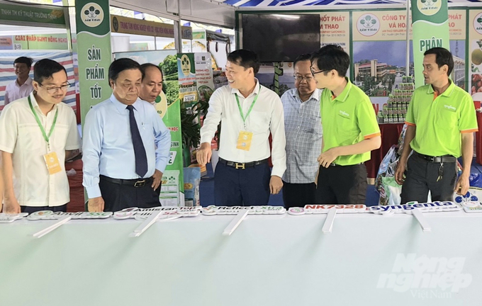 Bộ trưởng Bộ NN-PTNT Lê Minh Hoan tham quan gian hàng trưng bày các sản phẩm của Công ty Syngenta Việt Nam. Ảnh: HT.