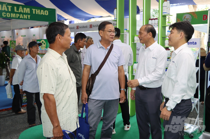 Cán bộ, kỹ sư Công ty Syngenta Việt Nam đang giới thiệu khách tham quan gian hàng tại Festival ngành hàng lúa gạo. Ảnh: Syngenta.