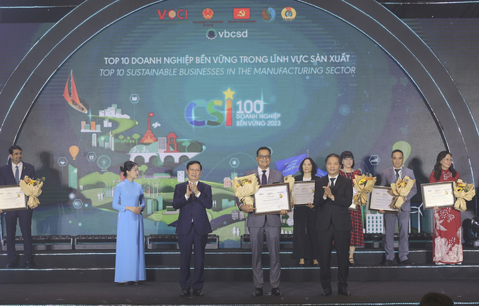 Ông Binu Jacob, Tổng Giám đốc Nestlé Việt Nam, nhận Chứng nhận Doanh nghiệp bền vững nhất trong lĩnh vực sản xuất. 