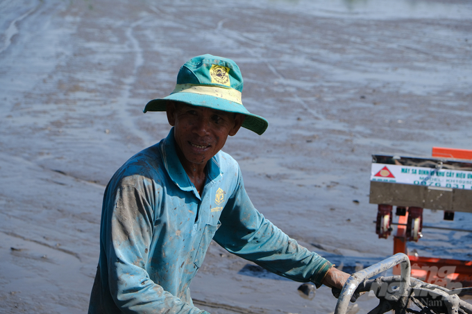 Anh Nguyễn Văn Em đang chà phẳng mặt ruộng chuẩn bị cho buổi trình diễn cơ giới hóa trong nông nghiệp tại Festival Quốc tế ngành hàng lúa gạo Việt Nam - Hậu Giang 2023. 