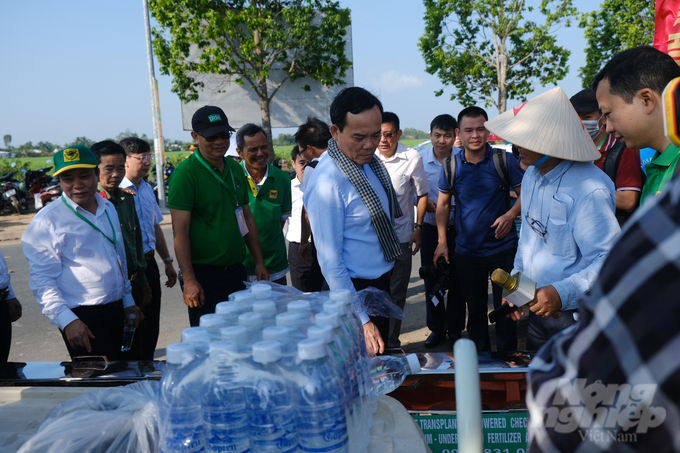Phó Thủ tướng Trần Lưu Quang thăm mô hình máy cơ giới hóa nông nghiệp tại buổi trình diễn sáng 12/12.