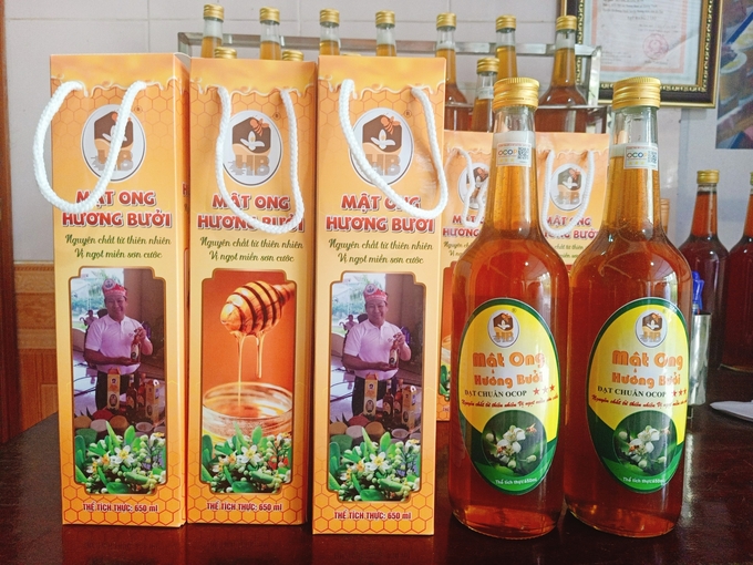 Các HTX, tổ hợp tác nuôi ong mật ở xã Hương Trạch ngày càng đầu tư bài bản cho khâu nhãn mác, đóng gói sản phẩm. Ảnh: Ánh Nguyệt.