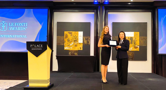 Đại diện Tập đoàn TH thay mặt Anh hùng Lao động Thái Hương nhận giải thưởng Nhà lãnh đạo Phát triển bền vững toàn cầu từ BTC Le Fonti Awards.