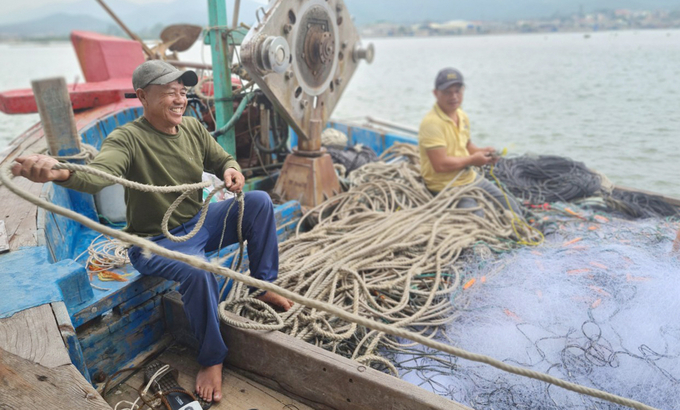 Ngư dân có ý thức, trách nhiệm trong việc tuân thủ quy định của pháp luật trong ngành nghề thủy sản. Ảnh: Việt Khánh.