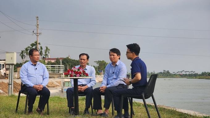 Ông Đào Ngọc Tuấn - Phó Viện trưởng Viện Quy hoạch thủy lợi (ngoài cùng bên trái ảnh) chia sẻ với PV Báo Nông nghiệp Việt Nam. Ảnh: Đinh Mười.
