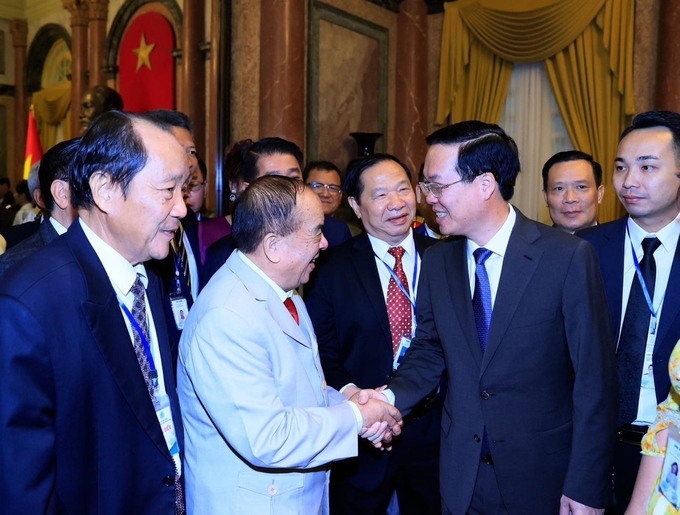 Ông Nguyễn Hồng Lam (áo trắng) Chủ tịch Tập đoàn Quế Lâm tại sự kiện Chủ tịch nước Võ Văn Thưởng gặp mặt các doanh nghiệp nông nghiệp tiêu biểu. Ảnh: Hoàng Anh.