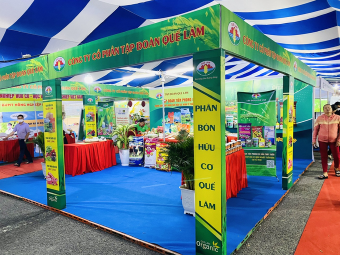 Gian hàng trưng bày sản phẩm lúa gạo, phân bón, chế phẩm sinh học của Tập đoàn Quế Lâm tại Festival Quốc tế ngành hàng lúa gạo Việt Nam - Hậu Giang 2023. Ảnh: LHV.