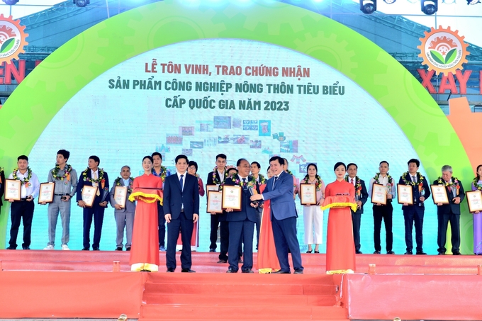 Bộ sản phẩm rong nho của DT Group được tôn vinh là sản phẩm công nghiệp nông thôn tiêu biểu cấp quốc gia năm 2023. Ảnh: QD.