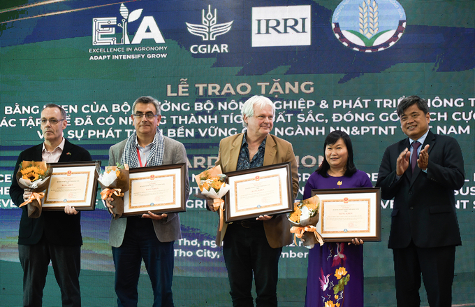 IRRI, CGIAR và EiA nhận bằng khen của Bộ NN-PTNT. Ảnh: Quỳnh Chi.