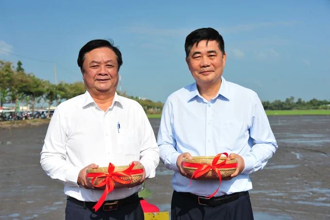 Bộ trưởng Lê Minh Hoan và Chủ tịch IRRI Cao Đức Phát tại lễ phát động 1 triệu ha lúa chất lượng cao. Ảnh: Tùng Đinh.