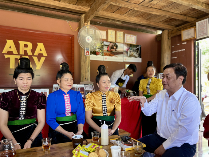 Bộ trưởng Bộ NN-PTNT Lê Minh Hoan trò chuyện cùng các hộ nông dân tại Hợp tác xã Ara - Tay Coffee. Ảnh: Hùng Khang.