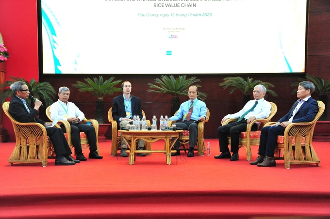 Speakers participated in the seminar.