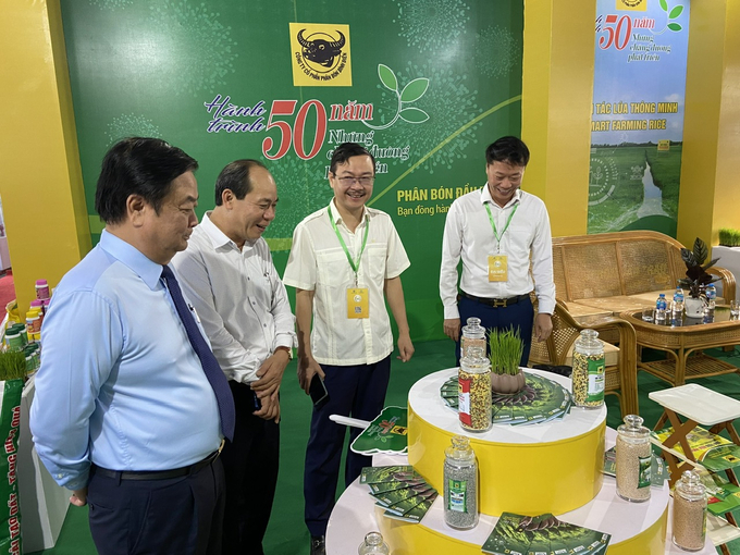 Bộ trưởng Bộ NN-PTNT Lê Minh Hoan thăm gian hàng Công ty CP Phân bón Bình Điền tại Festival Quốc tế ngành hàng lúa gạo Việt Nma - Hậu Giang 2023.