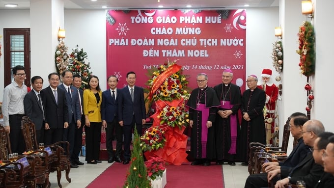 Đoàn công tác do Chủ tịch nước Võ Văn Thưởng đến thăm Tòa Tổng giám mục Huế. Ảnh: Ngọc Hiếu.