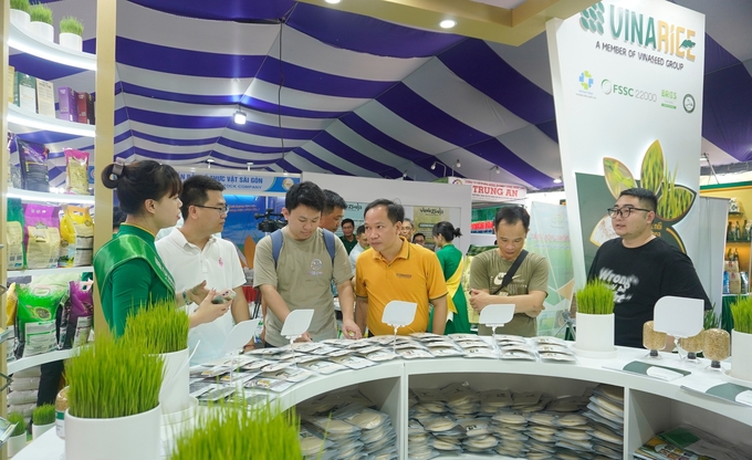 Gian hàng của Vinarice tại Festival quốc tế Ngành hàng Lúa gạo Việt Nam - Hậu Giang 2023 thu hút sự quan tâm của đông đảo khách tham quan. Ảnh: Hồng Thắm.